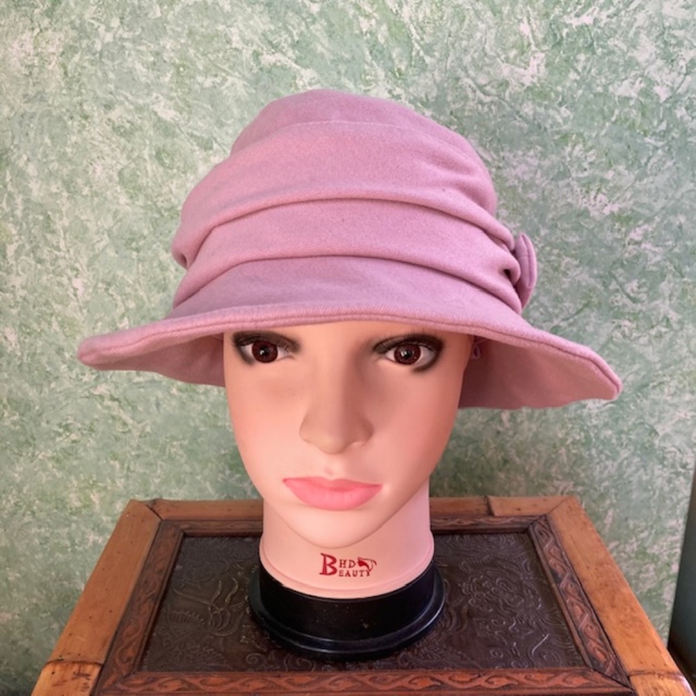 COMHATS woman’s pink lined hat with bow